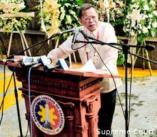 Pinangunahan ni Punong Mahistrado Reynato S. Puno ang pagdiriwang sa Kalookan ng ika-111 Araw ng Kalayaan. (Larawan mula sa Supreme Court website)